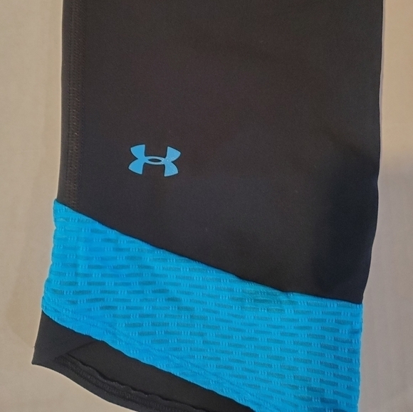 Under Armour black and teal heat gear capri compression leggings. Size M. H7 - Picture 10 of 10
